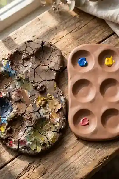 Cracked palette next to a smooth sealed clay palette
